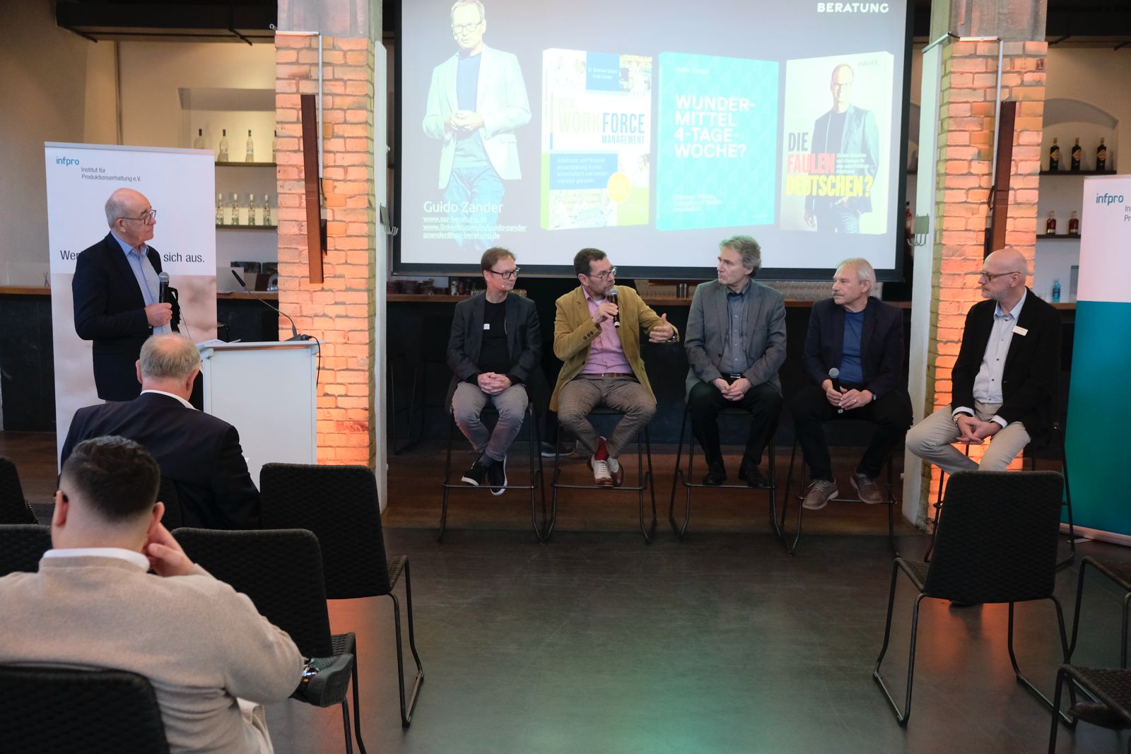 Panel mit Buchcovers 1