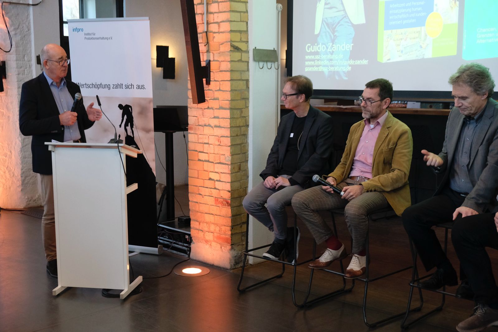 Panel mit Buchcovers 2